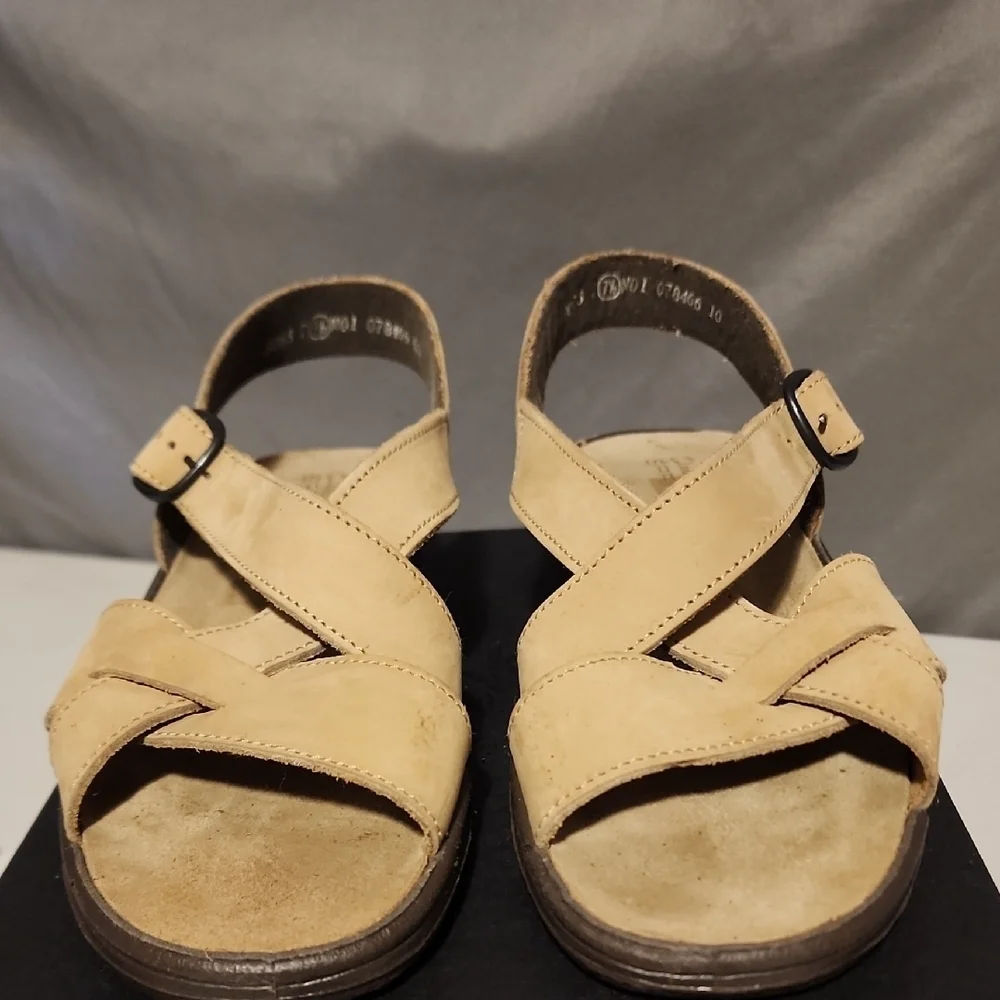 Clarks Women's Tan Cross-Strap Sandals - Picture 1 of 9